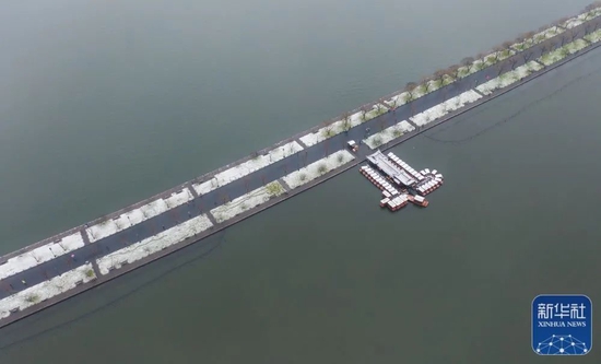  被白雪覆盖的西湖白堤（1月29日摄，无人机照片）。