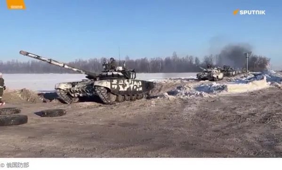 俄罗斯军队坦克纵队结束演习，返回驻地。图片来源：俄罗斯国防部视频截图