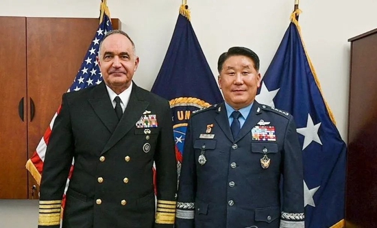 当地时间4月5日，在美国国防部大楼，韩国空军参谋长朴仁虎（右）会见美国战略司令部司令查尔斯·理查德图：韩国空军网站