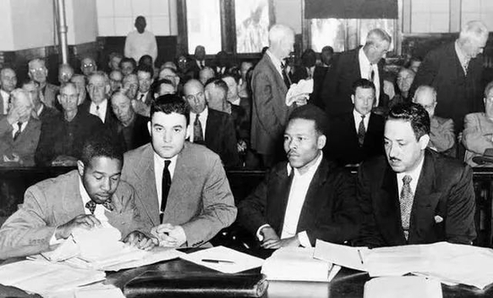 ·马歇尔（前排右一）在格罗夫兰案庭审现场。