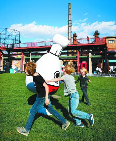 在北京751d-park老炉区,几名外国小朋友正在参与设计周中的互动体验