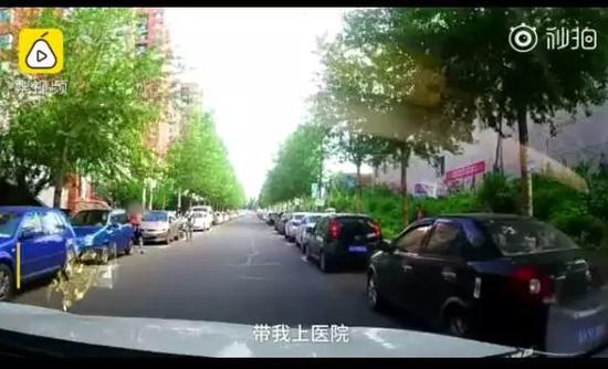 夫妻拦车求送孩子就医:不走你看我干死你(图)