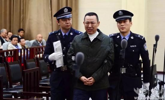周永康的父亲:第一个为扫黑除恶撰文的省委书记 提到了周永康 △刘汉