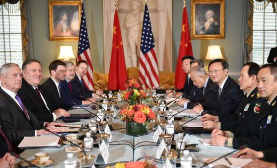 9日，中共中央政治局委员杨洁篪（右三）、国防部长魏凤和（右二）与美国国务卿蓬佩奥（左二）、国防部长马蒂斯（左一）在华盛顿出席中美外交安全对话。法新社