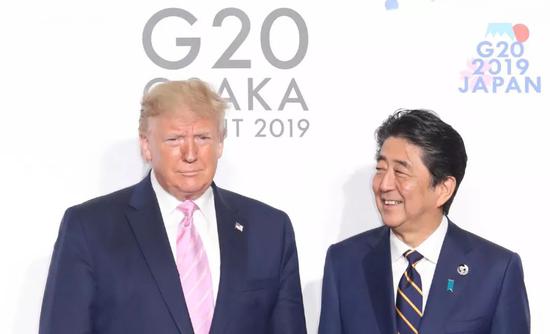 6月28日,特朗普在G20峰会开幕式前与安倍举行会面。