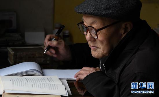 张富清在家里看书学习（2019年3月31日摄）。新华社记者 程敏 摄