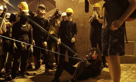 示威者用巨型弹弓攻击警署。来源:港媒