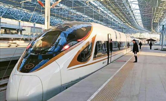 京张高铁是京津冀协同发展的重要基础工程，是2022年北京冬奥会的重要交通保障设施。100多年前，我国开通了首条由中国人自主设计、营运的铁路干线——京张铁路。将于2019年底正式开通的京张高铁，是我国第一条采用北斗卫星导航系统、设计时速350公里的智能化高速铁路。届时，北京到张家口的铁路旅行时间将由3.5小时缩短到1小时以内。图为2019年12月3日，试验列车停靠在北京北站。 新华社发 李桦/摄