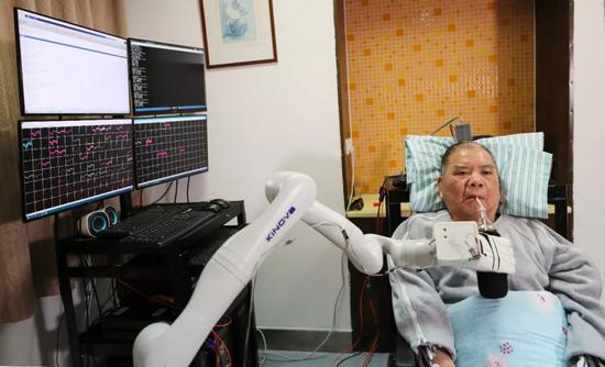  72岁的张先生通过“意念”操控机械臂，顺利地喝到可乐。 本文图片均来自微信公众号@浙江日报
