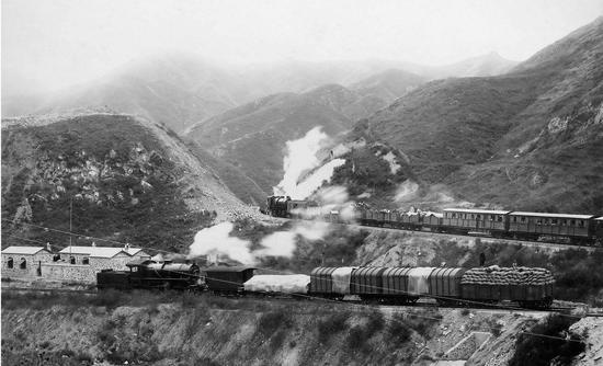  △1909年，京张铁路通车。