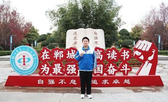 河南郸城一学子高考718分，此前拿了全国数学奥赛金牌，获评省三好学生，班主任称“不意外”，母亲：孩子高考前没有手机，从未陪他做过作业
