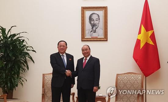 资料图：朝鲜外相李勇浩与越南总理阮春福（韩联社）