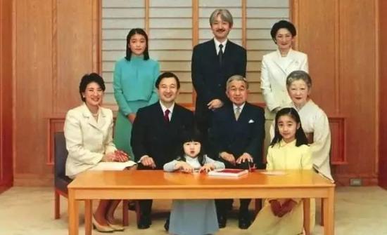 日本天皇家族:日本公布新年号 但新天皇一心只想做“宠妻狂魔” △2005年新年全家福,爱子是绝对的C位。