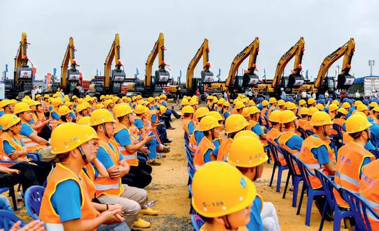 　　2019年3月18日，海南省举行海南 自由贸易试验区建设项目（ 第三 批）集中开工和签约仪式：集中开 工项目共131个，总投资476亿元；集中签约项目共50个，总投资935 亿元。摄影/本刊记者 骆云飞