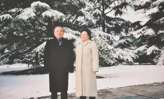 邓小平诞辰115周年 再道一声:小平您好 20世纪90年代初,邓小平与夫人卓琳