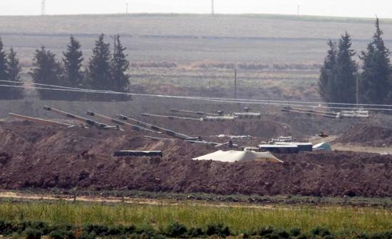 10月6日，在土耳其与叙利亚边境，土耳其军队的火炮在阵地部署。新华社/美联