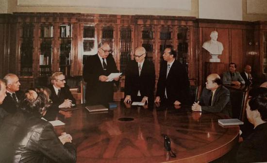 1990年10月，莫斯科大学授予王淦昌名誉博士学位