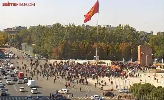  当地时间5日，吉尔吉斯斯坦反对派在比什凯克阿拉套广场组织集会