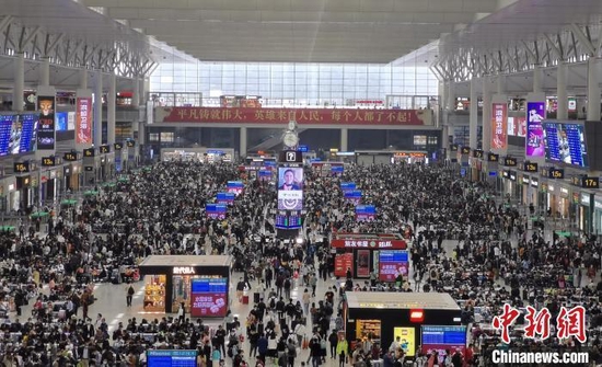 资料图：上海虹桥站候车大厅内，旅客们在有序候车。　王程伟 摄