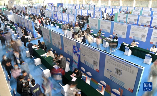 这是在南昌大学举行的“百场校招”活动现场（2021年10月23日摄）。新华社记者 彭昭之 摄
