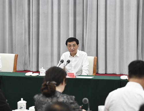 7大常委:为了这一个主题 中央政治局常委7月以来密集调研 7月27日,中央政治局常委、中央书记处书记王沪宁到中华全国总工会机关调研。新华社记者 谢环驰 摄