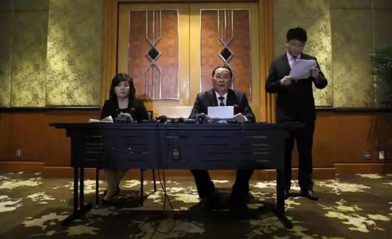 3月1日凌晨，在越南河内美利亚酒店，朝鲜外务相李勇浩（中）和外务省副相崔善姬（左）召开发布会。图/视觉中国