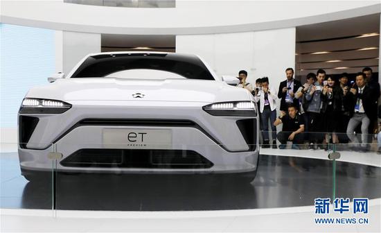 第18届上海国际汽车工业展览会上，人们在观看蔚来汽车展出的纯电动轿车产品系列eT预览版（4月16日摄）。新华社记者 方喆 摄
