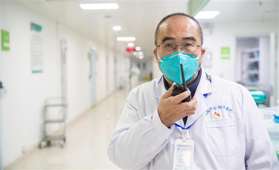  1月27日晚，武汉市金银潭医院张定宇在协调危重病人转运。（湖北日报全媒记者 柯皓 摄）