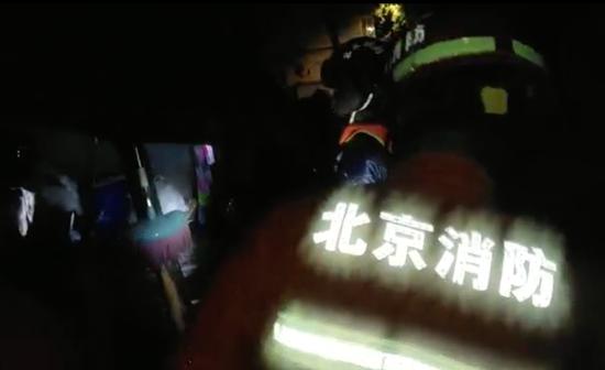 北京日报|挨家挨户敲门喊话 消防员深夜疏散昌平83名被困群众