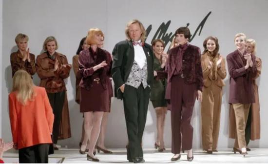 ·上世纪80年代，尼加德（中）参加一场时装发布秀。