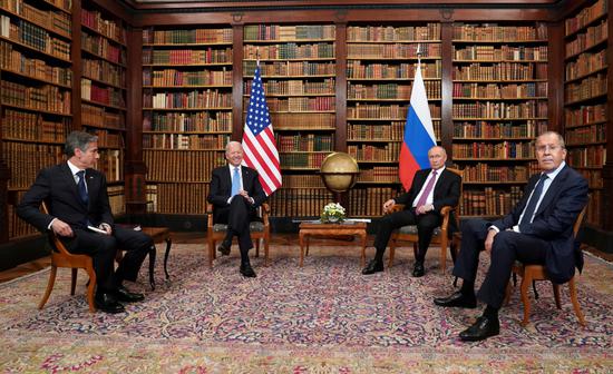  6月16日，美国总统拜登（左二）和俄罗斯总统普京（右二）在瑞士日内瓦举行会晤。新华社 图