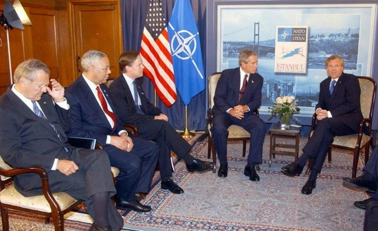 ·小布什政府时期的伯恩斯（左三）。