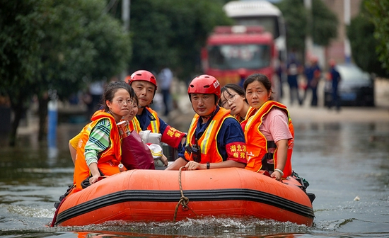 2020年7月19日，江西九江，援赣的湖北消防救援总队消防指战员们送结束考试的中考生回家。