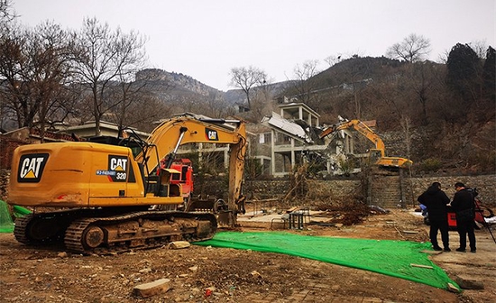 济南市天井峪村，多台挖掘机正在对违建别墅进行拆除。摄影：牛其昌
