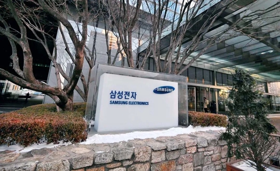  这是2021年1月8日在韩国首尔拍摄的三星电子办公楼外的公司标识  新华社/法新