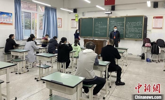 资料图:2022年3月26日,四川省眉山市2022年上半年公开考试录用公务员笔试开考。何洪 摄