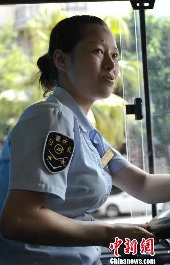 资料图：重庆，女驾驶员在公交车内满头大汗。陈超　摄