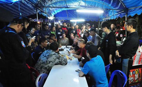 7月2日，在泰国清莱府，搜救队员在少年足球队员和教练被困的山洞旁向媒体介绍情况。新华社发（拉亨摄）