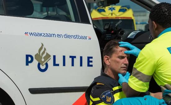被袭击的警察正在接受治疗 图丨荷兰警方