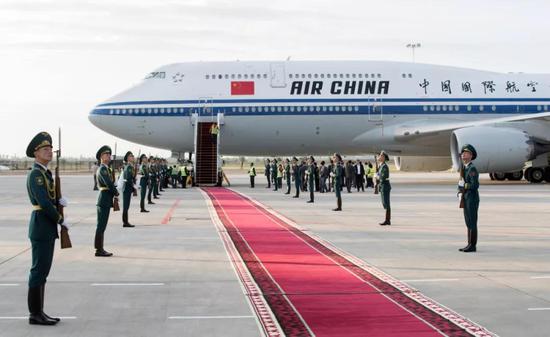 吉尔吉斯斯坦礼兵沿红地毯两侧列队。新华社记者 费茂华 摄