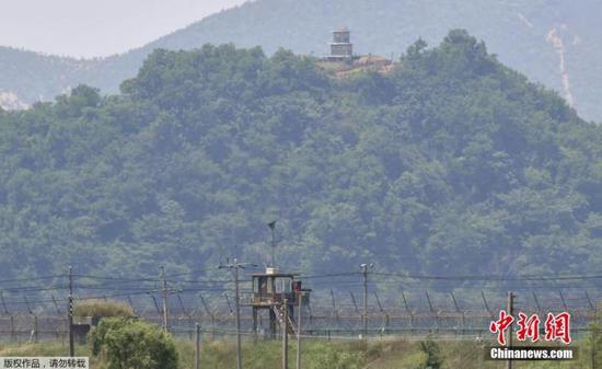  当地时间6月16日，朝韩边境上的韩国哨所（下）与朝鲜哨所（上）。