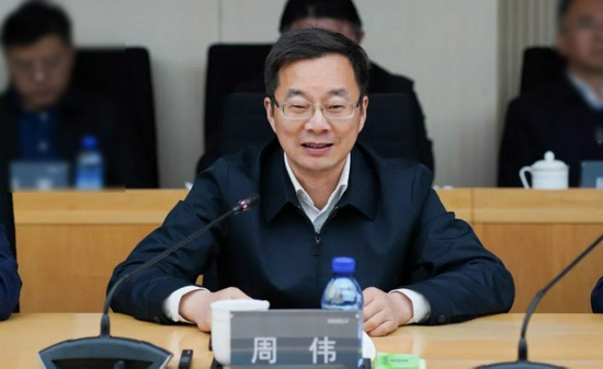 履新昆山之前,周伟系苏州市政府党组成员,秘书长.