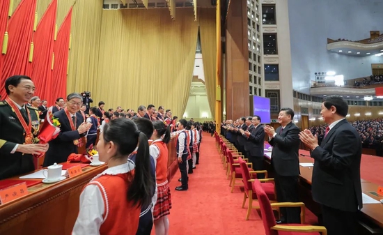  庆祝改革开放40周年大会在北京隆重举行，习近平等鼓掌向受表彰人员表示祝贺。新华社记者 鞠鹏 摄