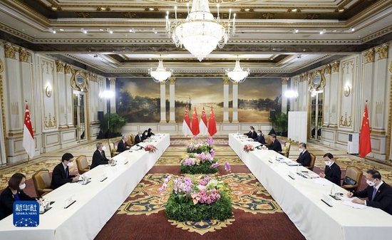 当地时间11月17日下午，国家主席习近平在泰国曼谷会见新加坡总理李显龙。新华社记者 丁海涛 摄