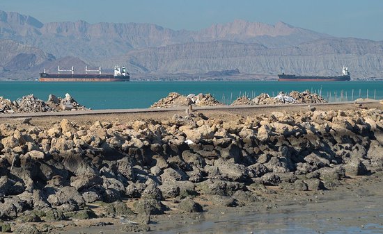 伊朗允许运载必需品的船只通过霍尔木兹海峡