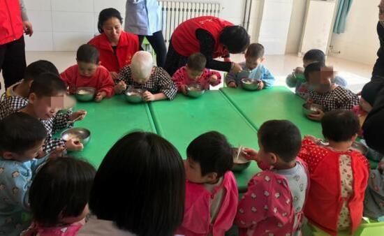 图为义工老师带孩子们吃汤圆。北京市慈善义工联合会张家口分会供图 千龙网发