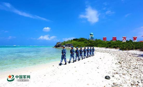  西沙守备部队官兵巡逻。