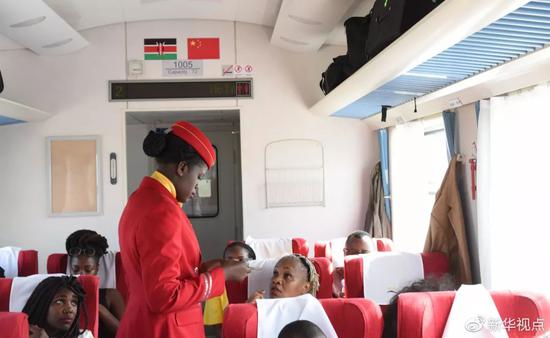 ▲乘务员在肯尼亚蒙内铁路的旅客列车上查验车票。（摄影 李百顺）