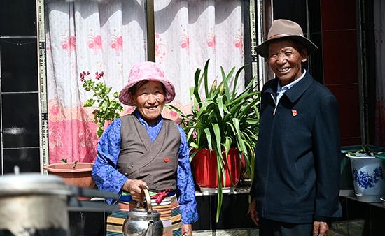 村民强巴群久夫妇。澎湃新闻记者 王国庆 图