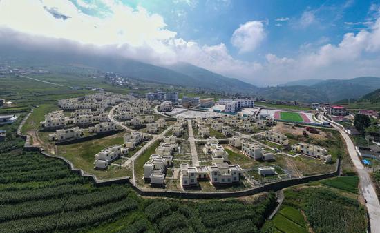 这是9月1日在四川省凉山彝族自治州喜德县鲁基乡中坝村拍摄的易地扶贫